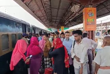 চট্টগ্রাম স্টেশনে যাত্রীদের চাপ, তবে স্বস্তি নিয়ে ফিরছে বাড়ি