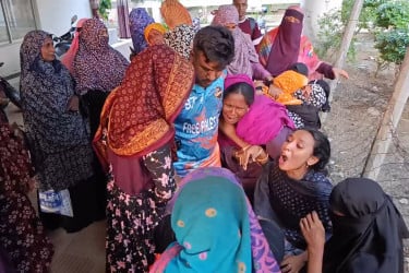 ট্রাকচাপায় মোটরসাইকেলে থাকা বাবা-মা ও ছেলে নিহত