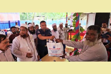 বাগেরহাটে পাঁচ শতাধিক দরিদ্র মানুষের মাঝে ঈদ উপহার বিতরণ