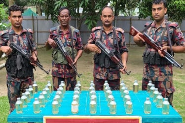 মহেশপুর সীমান্তে ভারতীয় ওষুধসহ আটক ৪