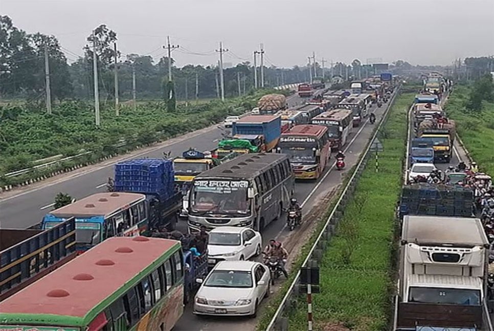ঢাকা-টাঙ্গাইল মহাসড়কে ২৫ কিলোমিটার এলাকায় যানবাহনের ধীরগতি