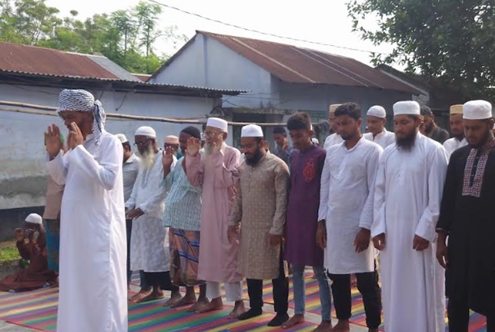 হরিণাকুন্ডুতে সৌদির সঙ্গে মিল রেখে ঈদ উদযাপন