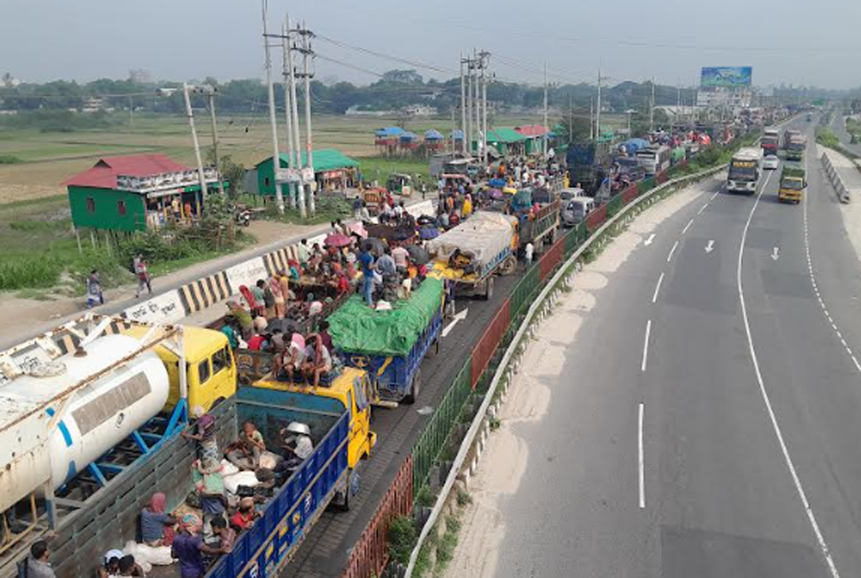 ঢাকা-টাঙ্গাইল মহাসড়কে যানজট, ঈদযাত্রায় দুর্ভোগ