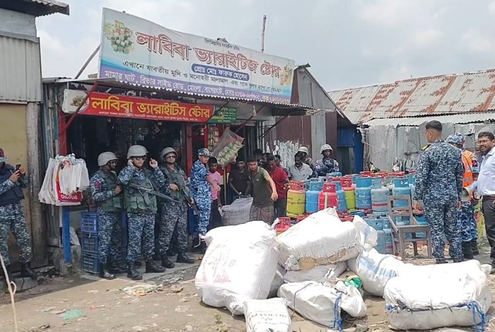 মোংলায় ২ হাজার কেজি নিষিদ্ধ নেট জাল ও পলিথিন জব্দ