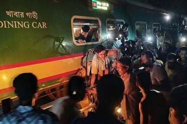 কালুরঘাট সেতুতে ট্রেনের ধাক্কায় দুমড়েমুচড়ে গেল অটোরিকশা, হতাহতের শঙ্কা