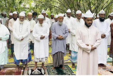 বোয়ালমারীতে সৌদির সঙ্গে মিল রেখে ঈদ উদযাপন