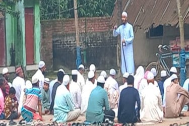 সৌদি আরবের সাথে মিল রেখে দিনাজপুরের কিছু এলাকায় ঈদ উদযাপন