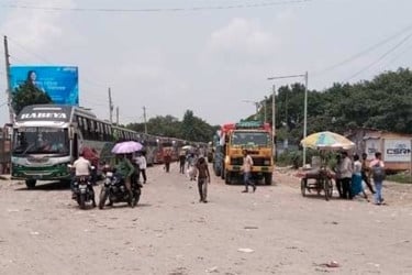 আরিচা-পাটুরিয়ায় দিনভর ভোগান্তি, বেড়েছে যানবাহনের চাপ
