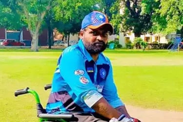 চিকিৎসা না পেয়ে চলন্ত ট্রেনেই মৃত্যু ভারতীয় ক্রিকেটারের
