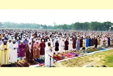 ঐতিহাসিক গোর-এ-শহীদ ময়দানে লক্ষাধিক মুসল্লির ঈদের নামাজ আদায়