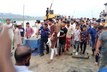 আড়াইহাজারে ফেরি দুর্ঘটনায় নদীতে নিখোঁজ দুইজনের লাশ উদ্ধার