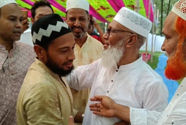 বাবা-ছেলেকে সঙ্গে নিয়ে বগুড়ায় ঈদের নামাজ আদায় করলেন মুশফিক