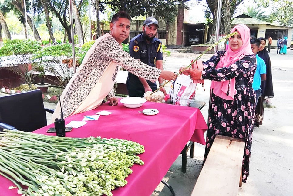 কারাগারে বন্দীদের বিশেষ সুবিধা, দর্শনার্থীদের ফুলেল শুভেচ্ছা