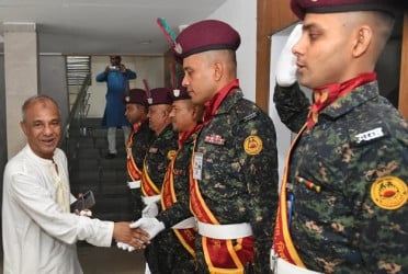 আইনশৃঙ্খলা বাহিনীর সদস্যদের সঙ্গে স্বরাষ্ট্র উপদেষ্টার ঈদ শুভেচ্ছা