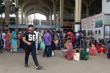 ঈদের দ্বিতীয় দিনেও অনেকে ঢাকা ছাড়ছেন