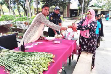 কারাগারে বন্দীদের বিশেষ সুবিধা, দর্শনার্থীদের ফুলেল শুভেচ্ছা