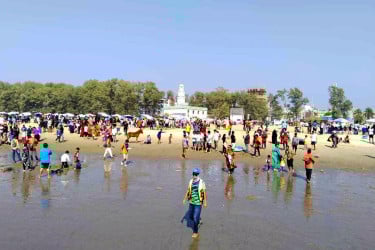 ঈদের লম্বা ছুটিতে কক্সবাজারে পর্যটকদের ঢল