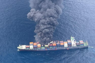 কেরালা উপকূলে সিঙ্গাপুরের জাহাজে আগুন
