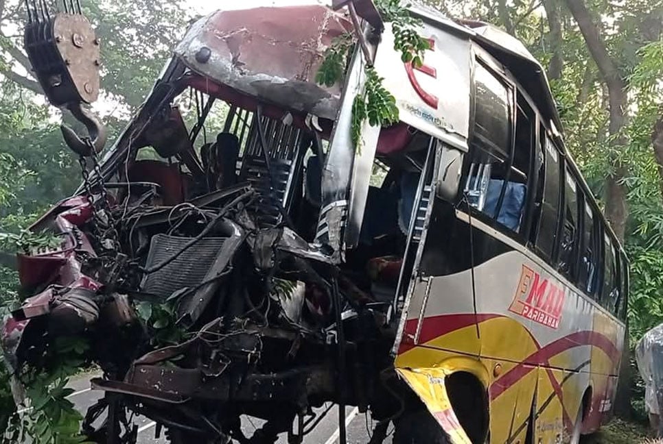 বাগেরহাটে বাস দুর্ঘটনায় নিহত ১, আহত ২০