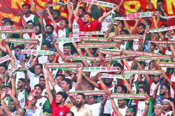 ফুটবল উন্মাদনায় ফিরল বাংলাদেশ