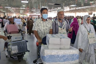 হজ পালন শেষে দেশে ফিরতে শুরু করেছেন হাজিরা