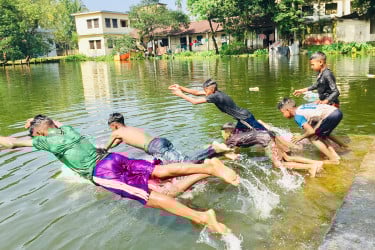 বিশ্বনাথে কাঠফাটা রোদে হাঁসফাঁস জনজীবন