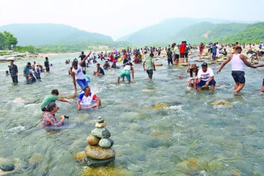 পর্যটকের পদচারণে মুখর সিলেট