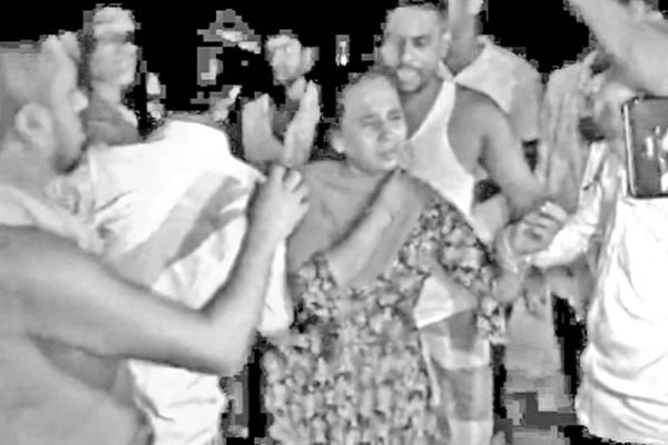 চুরির অভিযোগে গাছে বেঁধে নির্যাতন নারীকে