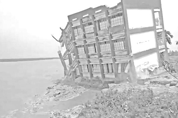 যমুনা নদীতে বিলীন স্কুলের তিন তলা ভবন
