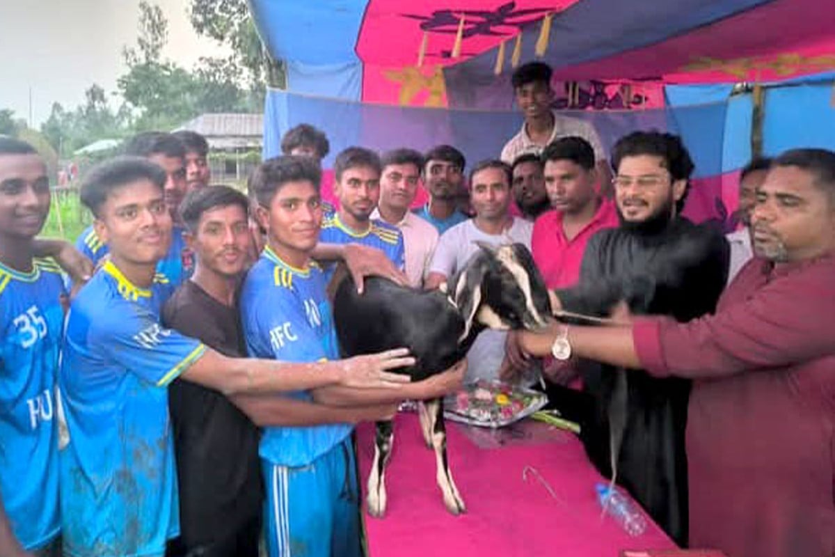 বগুড়ায় বিবাহিত বনাম অবিবাহিত ফুটবল প্রতিযোগিতা অনুষ্ঠিত