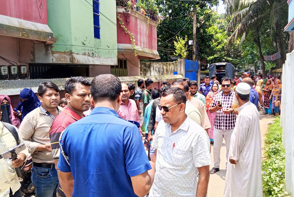 বদ্ধ ঘরে মিলল নারীর মরদেহ, পাশের কক্ষে পড়ে ছিল অচেতন শিশু