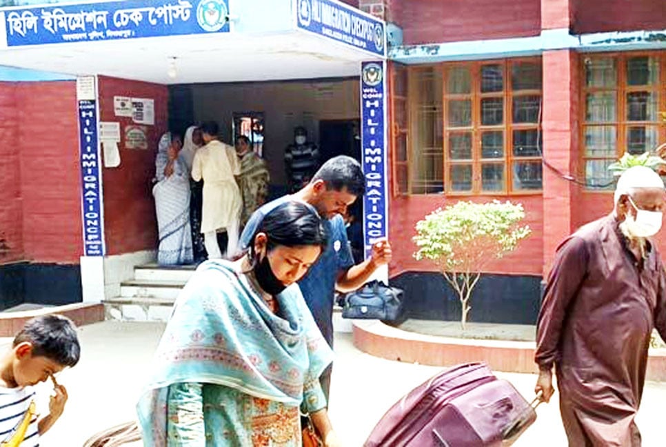 বাড়ছে করোনা সংক্রমণ, হিলি ইমিগ্রেশনে বাড়তি সতর্কতা