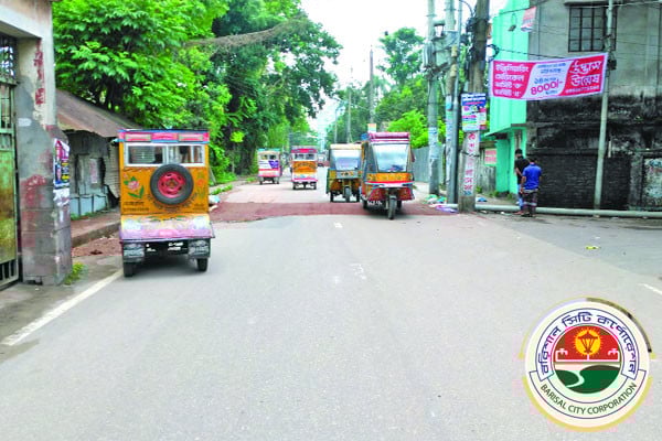 ব্যস্ততম সড়কের ওপর বালু ভরাটের পাইপ