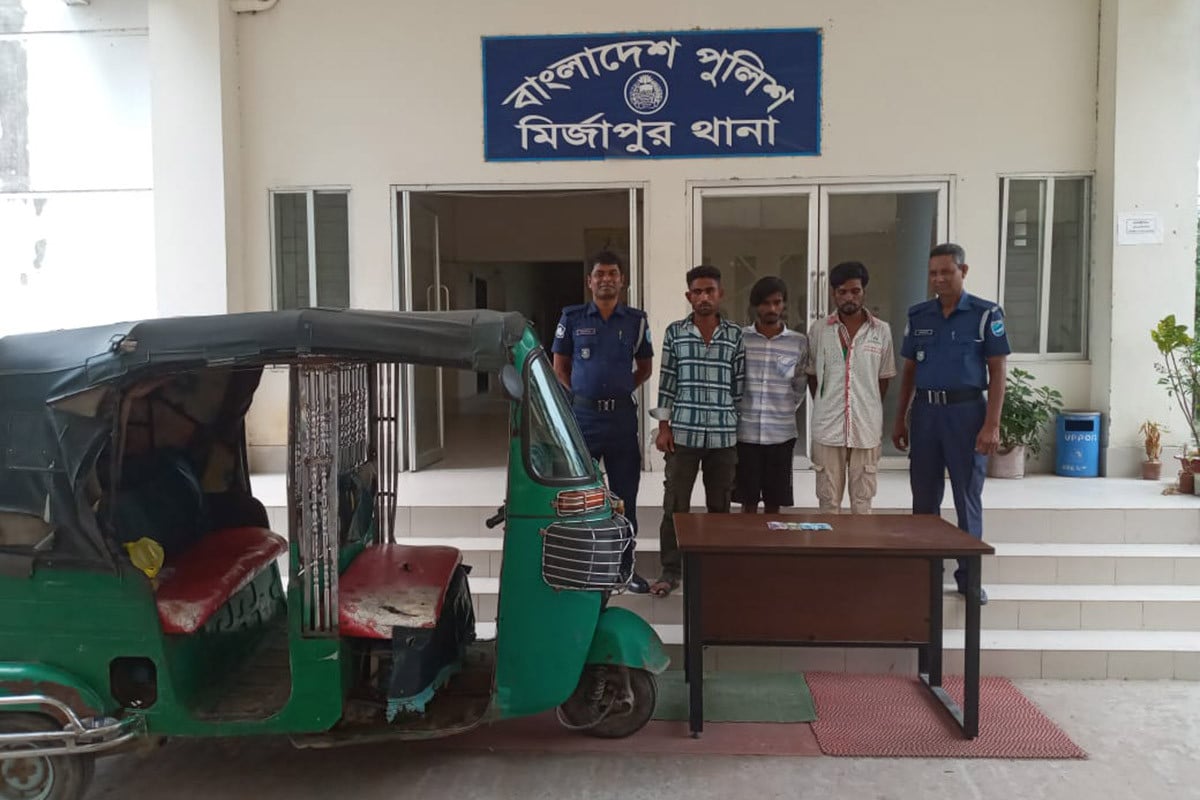 মির্জাপুরে নাম্বারবিহীন সিএনজি অটোসহ ৩ ছিনতাইকারী গ্রেপ্তার