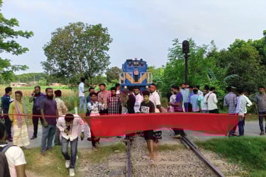 রাজশাহীতে রেলপথ অবরোধ, সারা দেশের সঙ্গে যোগাযোগ বন্ধ