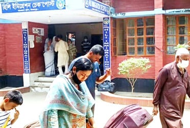 বাড়ছে করোনা সংক্রমণ, হিলি ইমিগ্রেশনে বাড়তি সতর্কতা