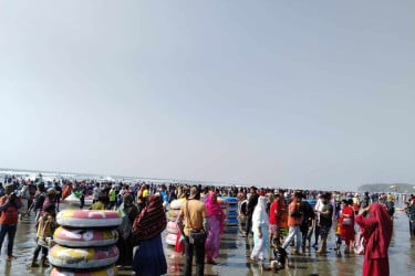 কক্সবাজারে চার দিনেই পাঁচ লাখ পর্যটক, আরও তিন লাখের সম্ভাবনা