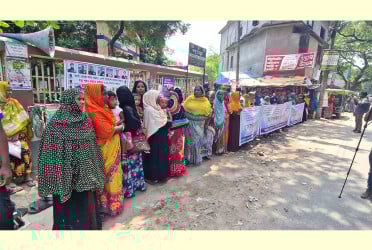 চাঁপাইনবাবগঞ্জে ইউপি চেয়ারম্যানের অপসারণের দাবিতে মানববন্ধন