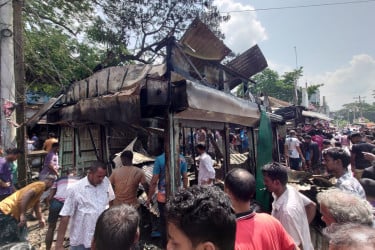 মানিকগঞ্জে আগুনে পুড়ল ৭ দোকান