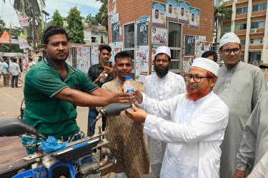 কোটালীপাড়ায় পথচারী-ভ্যানচালকদের মাঝে পানি-স্যালাইন বিতরণ