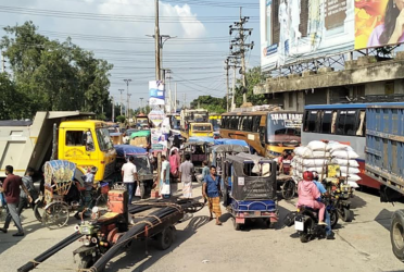 কুষ্টিয়ায় ট্রাক শ্রমিকদের মারধরের প্রতিবাদে সড়ক অবরোধ