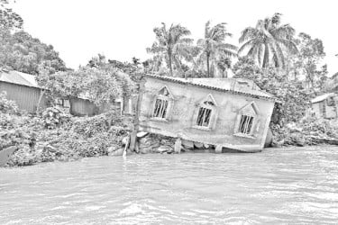মেঘনার ভাঙনে গৃহহীন শতাধিক পরিবার