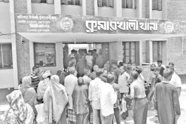 গাছে বেঁধে নারী নির্যাতনের আসামি ছিনিয়ে নিতে থানা ঘেরাও
