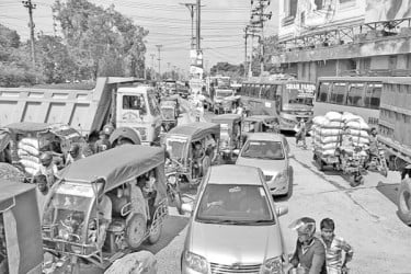 ট্রাক শ্রমিকদের মহাসড়ক অবরোধ, জনভোগান্তি