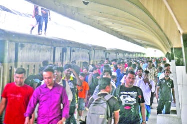 ঢাকায় ফিরছে মানুষ