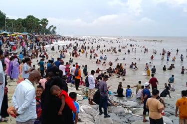 পর্যটকে কানায় কানায় পূর্ণ কুয়াকাটা সৈকত