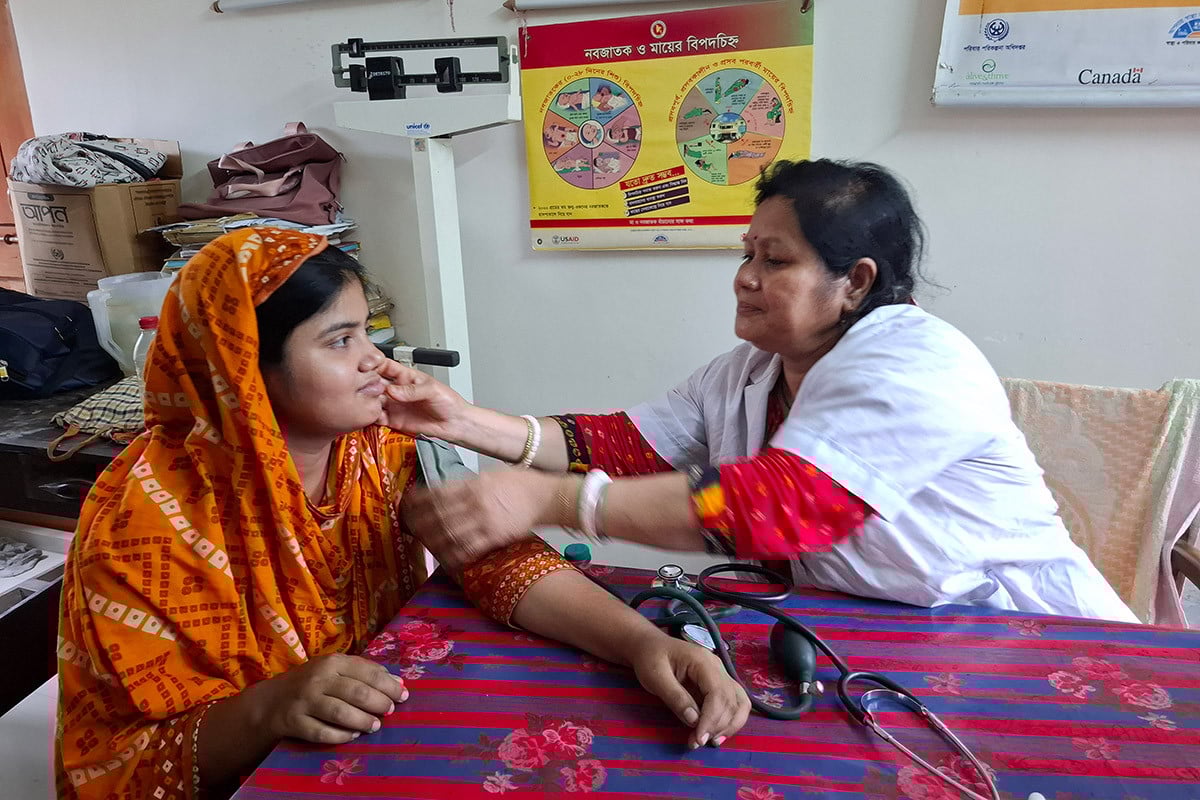 জয়পুরহাটে ছুটির দিনেও সেবা মিলছে স্বাস্থ্য কেন্দ্রে