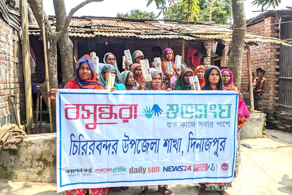 চিরিরবন্দরে বসুন্ধরা শুভসংঘের স্যানিটারি ন্যাপকিন বিতরণ