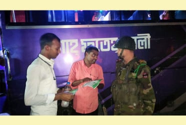 জয়পুরহাটে ঢাকাগামী বাসে অভিযান, অতিরিক্ত ভাড়া ফেরত পেলেন যাত্রীরা