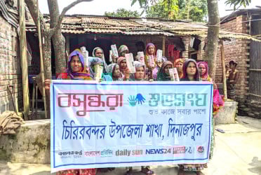 চিরিরবন্দরে বসুন্ধরা শুভসংঘের স্যানিটারি ন্যাপকিন বিতরণ